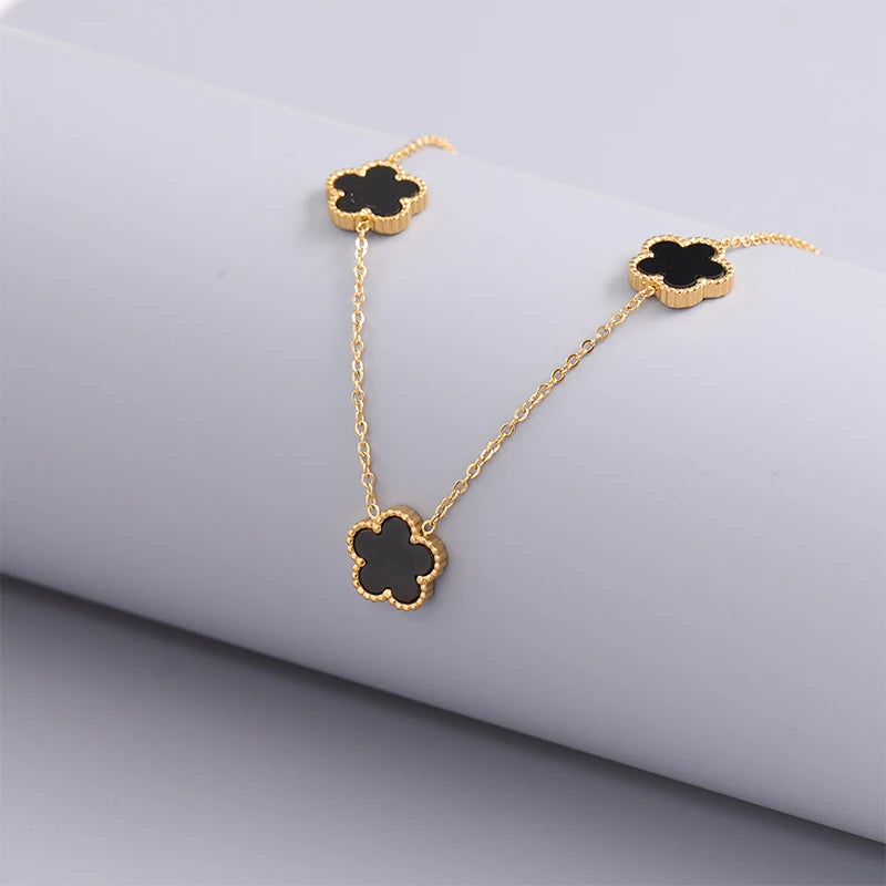 Collar de acero inoxidable chapado en oro de 14 quilates para mujer Pétalos de cinco hojas